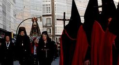 Numerosos devotos participaron en la primera procesi�n de la Semana Santa de este a�o acompa�ando a la Virgen de los Dolores.