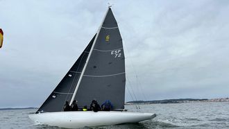 Titia lidera la clasificaci&oacute;n del s&aacute;bado tras vencer una regata y quedar segundo en la otra