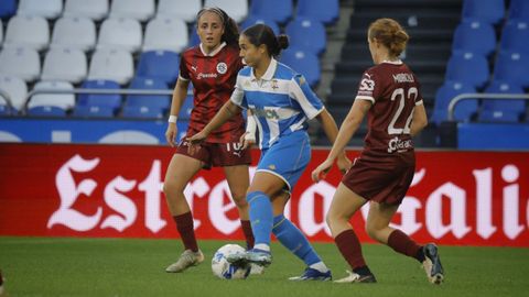 Monteagudo, avanzando entre dos jugadoras del Dux Logro�o, en el partido de la primera vuelta.