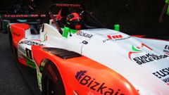 Joseba Iraola en el automvil con el que gan la prueba 