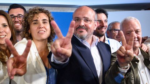 En el centro, Alejandro Fernndez, candidato del PP en Catalua. A su izquierda, Dolors Montserrat, candidata a las elecciones europeas