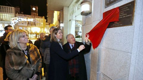 Xess Alonso Monterio, descubrindo, no 2016, una placa no Hotel Mndez Nez en lembranza dos faladoiros que al tiveran lugar. No medio, a alcaldesa de Lugo, Lara Mndez, e primeira pola esquerda, a concelleira Ana Prieto.