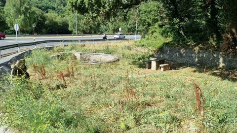 Zona de descanso en la N-6. Ahora que cumple 50 años la circunvalación de la N-6 es un buen momento para recordar cómo antes era habitual este tipo de áreas, como la ubicada por debajo de la Facultade de Ciencias. La ampliación de la N-6 la fue arrinconando