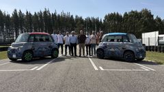El coche fabricado por el IES Virgen de la Paloma (izquierda), de Madrid. y el ensamblado en el CIFP As Mercedes (derecha), de Lugo. En el centro integrantes de ambos.