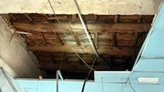 Imagen del techo del local tras desprenderse el suelo de la vivienda