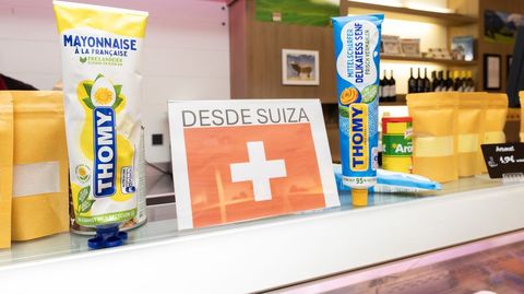 Productos de Suiza que se venden en un comercio de Carballo