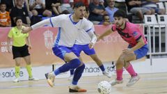 Raid conduce el bal�n en un lance del partido del mi�rcoles contra el Ribeira.