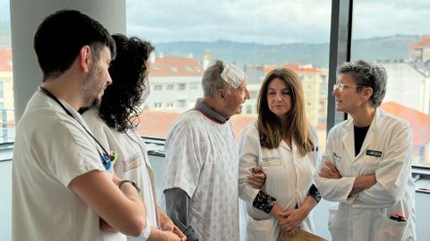 Antol�n dos Santos, el primer paciente del CHUO que participa en el proyecto, junto a varios de los m�dicos ourensanos que lideran el proyecto.