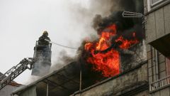El incendio afect� a las cuatro plantas de un edificio en estado de abandono de la calle Garc�a Mosquera de Ourense