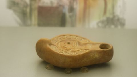 Una lámpara de aceite, llamada lucerna.