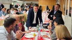 Valentn Gonzlez Formoso y el presidente del Centro Espaol de Lyss, Jos Otero, departiendo con miembros de la comunidad gallega.