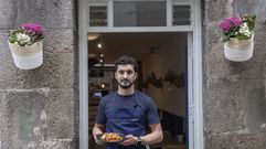 Rubn Muiz muestra sus torreznos con chimichurri, que contra todo pronstico se han convertido en protagonistas de la carta de Etreo. Esta taberna, inaugurada el pasado mes, abre de martes a sbado, de 12.00 a 16.30 horas y de 20.00 a cierre. Su dueo explica que sempre tiven na cabeza montar algo meu e xurdiu a oportunidade de facelo cando vin este local.