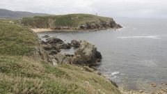 En la imagen, la costa entre San Jorge y Doni�os, donde se esconde bajo la maleza el castro de Lobadiz
