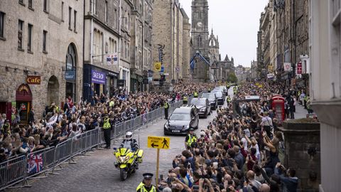 El cortejo fnebre a su paso por Edimburgo