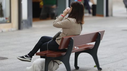 Una mujer bebe en la calle
