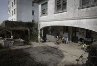 Los ocupantes de la finca guardan sus enseres en el porche posterior de la casa. 