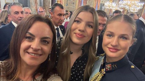 Carmela Lpez con la princesa Leonor y la infanta Sofa en el Palacio Real