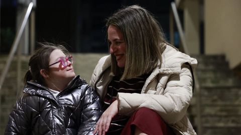 Lorena Regueira con su hija Ins.