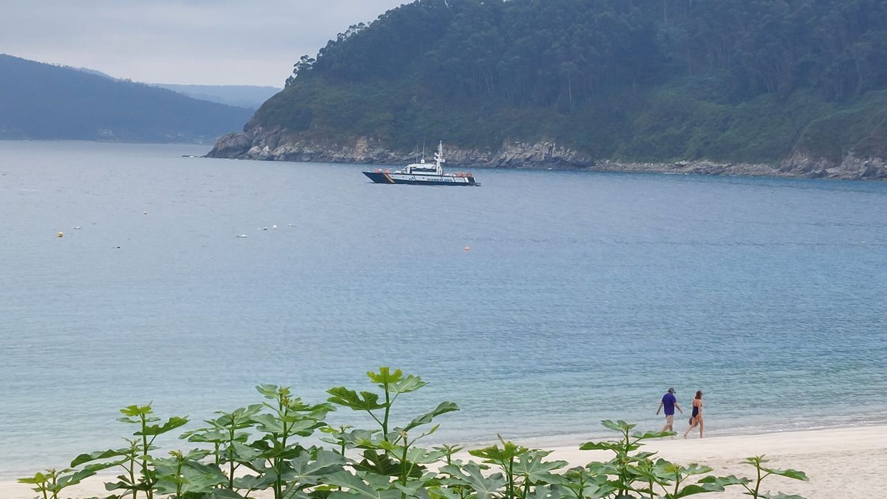 La Guardia Civil rastrea en zódiac la ría en busca del joven desaparecido en el Porto de Bares