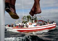 Vista de uno de los barcos de la procesi�n desde el Nuevo Nautilus, que llev� a la Virgen.