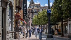 Varias personas caminan por el centro de Oviedo