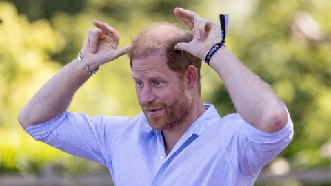 El pr&iacute;ncipe Enrique haciendo yoga en un festival en su reciente visita a Reino Unido