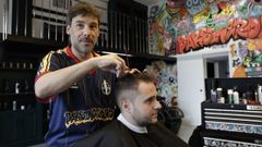 �ngel Maseda, Chiky, le corta el pelo a un cliente en su barber�a Barberground de Burela
