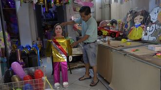 Armando Moreno muestra la pi�ata con la cara de la expresidenta peruana Dina Boluarte