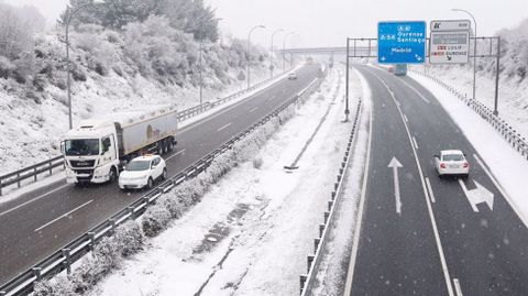 La nieve est causando problemas en algunos tramos de la A-6 en las provincias de Lugo y Ourense.