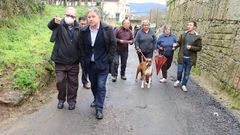 El alcalde de Pontevedra, Miguel Anxo Fern�ndez Lores (BNG), durante su visita a obras de pavimentado en la parroquia de  Mourente