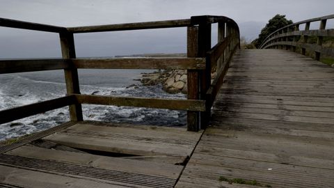 Pasarela en el paseo mar�timo de Sab�n, en Arteixo.