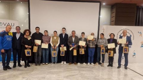 La consejera de Derechos Sociales y Bienestar, Marta del Arco (tercera por la izda. En la imagen) junto a los representantes del Club Mareastur, ganadores del IV Premio de Deporte Inclusivo que concede el Gobierno de Asturias