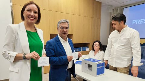 Ana M�ndez y el presidente provincial del PP de Ouruense, Lu�s Menor, en una votaci�n en el partido.