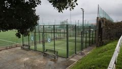 Las dos pistas de p�del que hay en las instalaciones de la Torre est�n descubiertas y tienen c�sped artificial as� que, cuando llueve, las pelotas no rebotan en el suelo