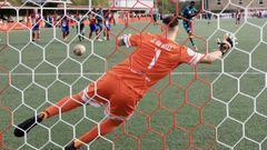 Buba anot� el segundo gol del Compostela, desde el punto de penalti