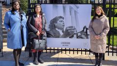 Amado, a la derecha, con dos de las mujeres que posaron para las nuevas fotos de su proyecto Lideresas y  la imagen que recrea en versi�n femenina una de las fotograf�as m�s ic�nicas de Martin Luther King