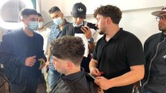 Jose Rodr�guez, segundo por la derecha, tijeras en mano, en uno de los eventos de barber�a celebrados en Colombia el pasado mes de octubre