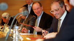 Rodrigo Rato, cuando era ministro de Econom�a, en una acto con el presidente de Endesa, Rodolfo Mart�n Villa, en junio del a�o 2001