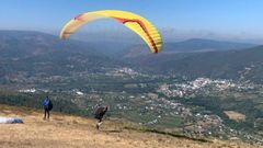 Despegue de un parapente en la pista de Vila��n, en el municipio de Quiroga