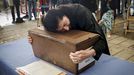 Mauricia Caneda (sobrina de Ignacio Francisco Caneda deza) abraza los restos de su tio durante el homenaje.
