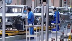 Imagen de archivo de empleados de SAIC motor en una f�brica de Shang�i 