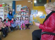 Parientes de los escolares del centro les narraron relatos. 