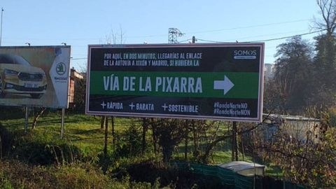 Valla publicitaria a favor de la Va rpida la Pixarra, colocada por Somos Oviedo