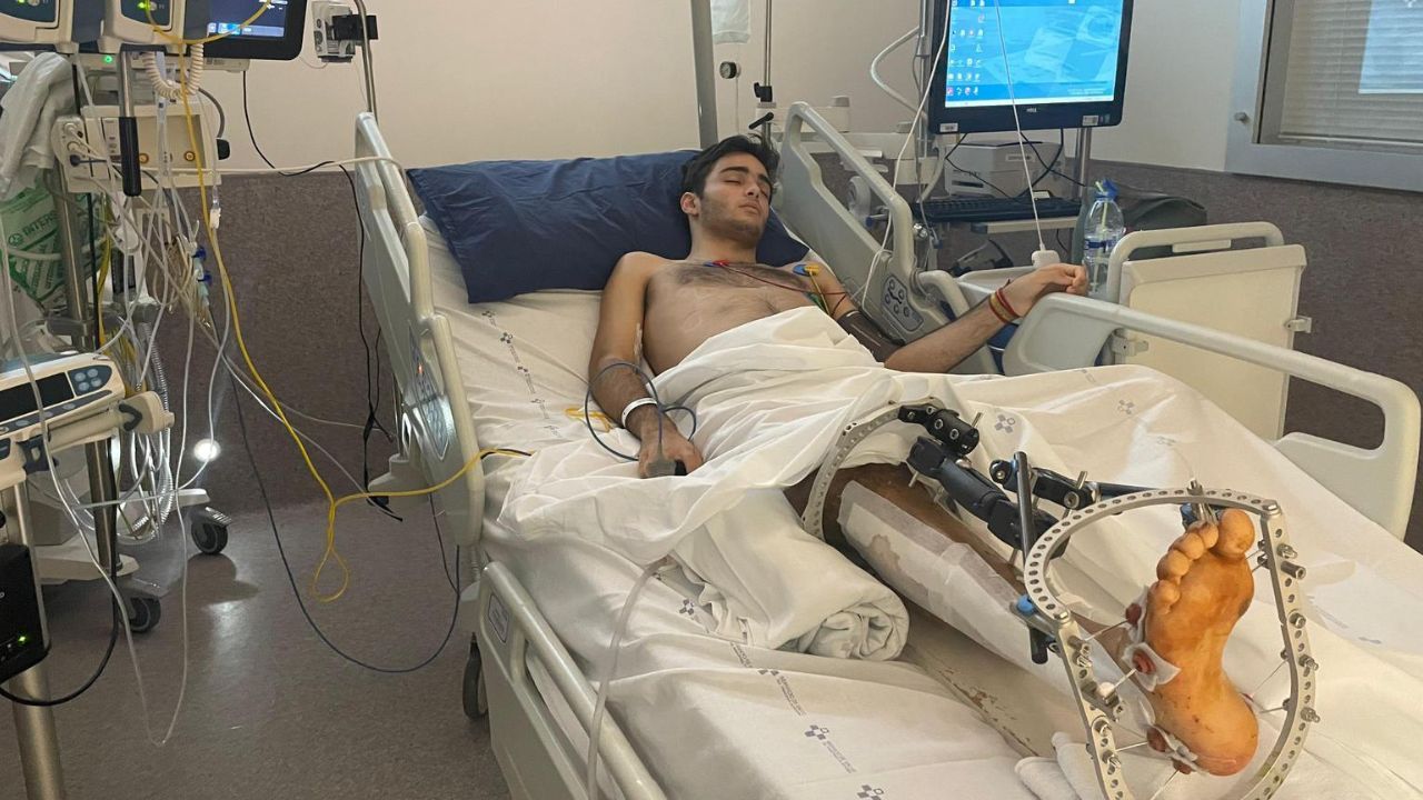 El calvario de un joven asturiano tras una presunta negligencia médica: «La pierna olía a podrido, tenía que dormir con mascarilla»