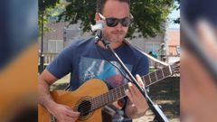 Pablo Balseiro, con una de las guitarras robadas