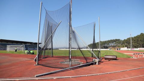 Mal estado de las instalaciones del campo de f�tbol y pistas de atletismo de A Alta en Pobra