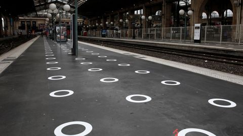 En la estación parisina de Gare du Nord se indican en el suelo las localizaciones para el distanciamiento social