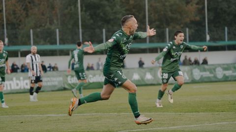 David Ferreiro celebra el primer gol de los carballieses ante el Real Unin