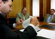 Nazario Pin, en el centro, en la firma del contrato con Aqualia, en junio del 2001. 