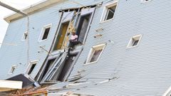 Un hombre se sienta sobre un edificio a casi derrumbar en La Guaira.